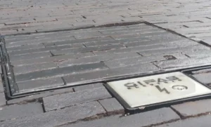 Gepflasterter und geschlossener Unterflur-Deckel mit GIFAS-Öffnung
