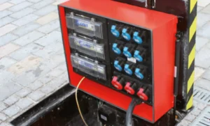 Unterflurverteiler aufgeklappt mit roter Tauchglocke