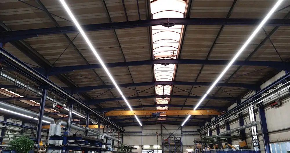 Halle mit Maschinen und LED-Hallenbeleuchtung