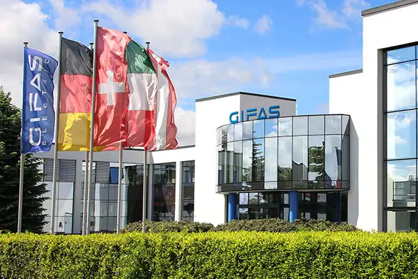 GIFAS_Geschaeftsfuehrung_Portrait_Karriereseite.jpg GIFAS Gebäudefoto mit Schriftzug und internationalen Fahnen