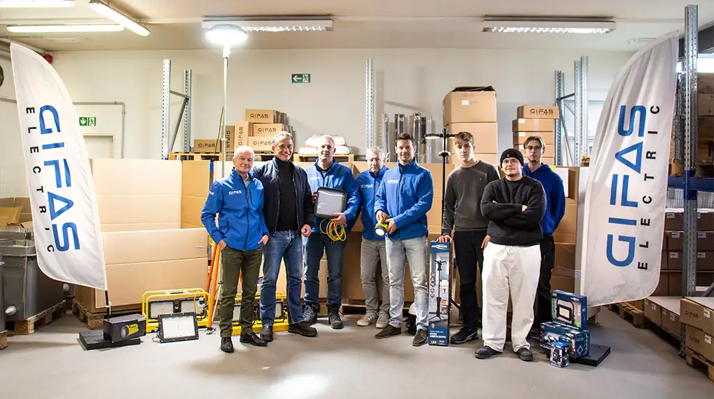 GIFAS_Soziales_Spende_NEUSS-HILFT-e.V. Mitarbeiter der Firma GIFAS bei der Übergabe der Sachspende an den Verein