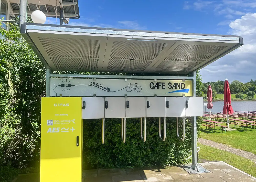 E-Bike Ladestation E650D und E660D mit Überdachung, mit Schließfächern aus V2A_Edelstahl für Städte, Kommunen und Unternehmen und LED Beleuchtung