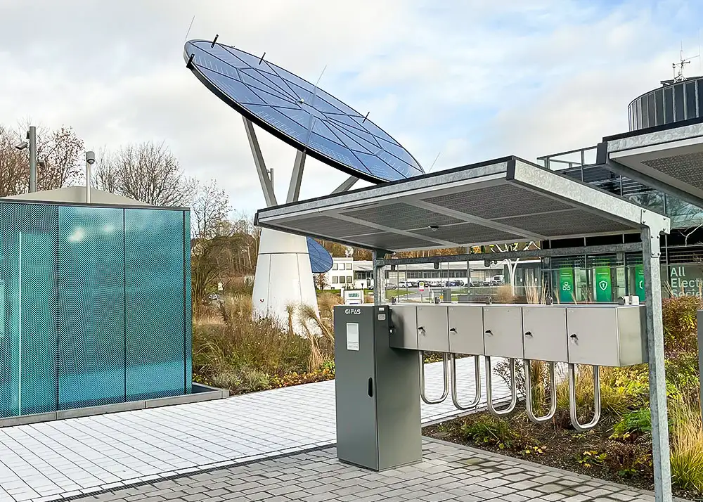E-Bike Ladestation E660S mit Schließfächern aus V2A_Edelstahl für Städte, Kommunen und Unternehmen mit Photovoltaik-Dach, Solarstrom und Stromspeicher-Akku