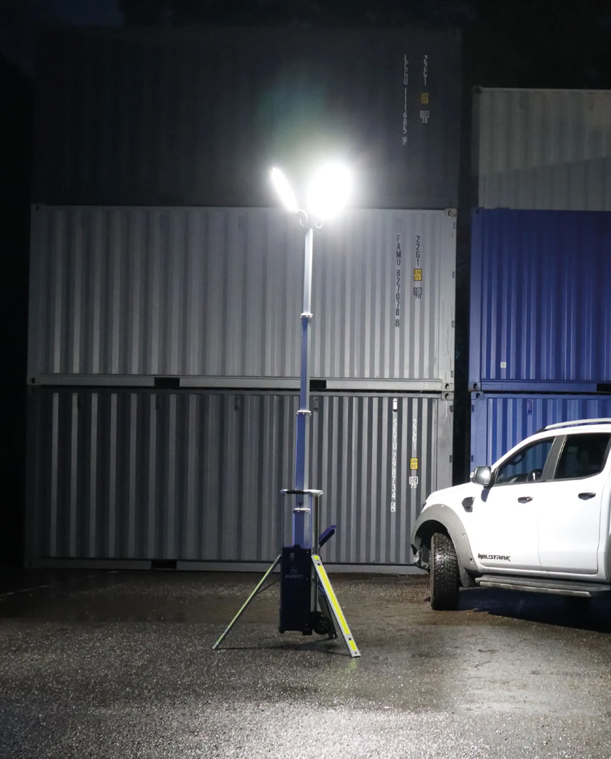 Fahrbarer Hochleistungs-LED Strahler elektrisch ausgefahren auf 3,8m mit schwenkbaren 360° LED-Köpfen